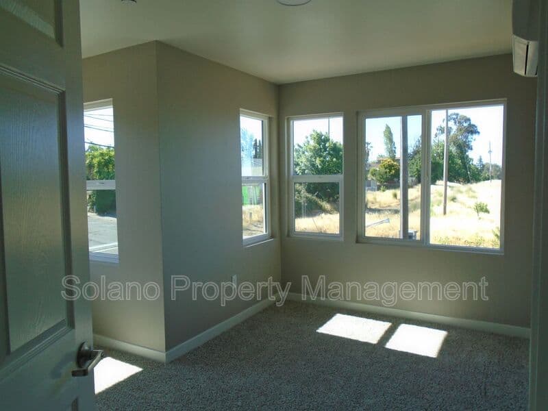 Vallejo House: 2401 Broadway St