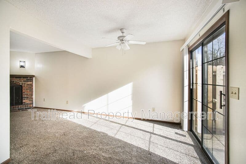 Blue Springs House: 410 NW Nottingham Lane
