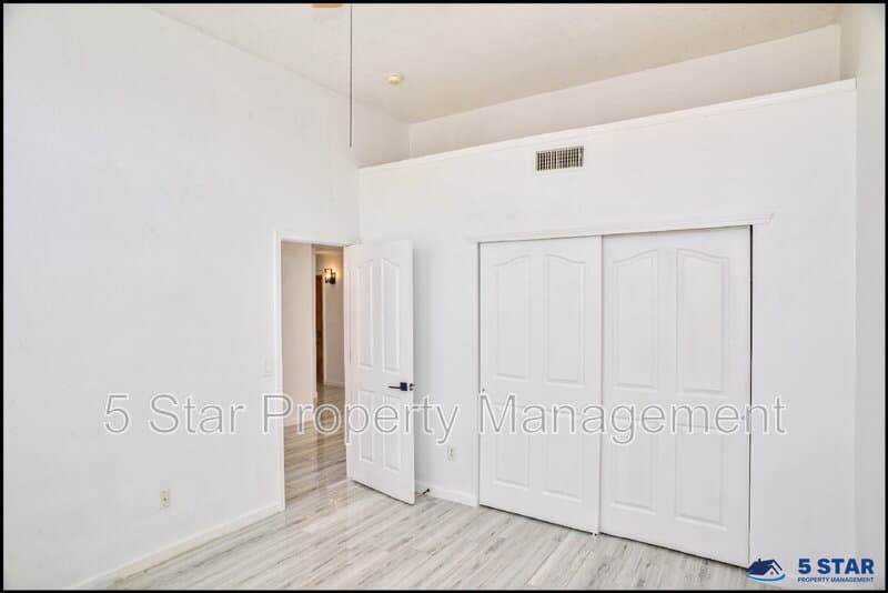 El Paso House: 7959 Morning Dawn Avenue !!