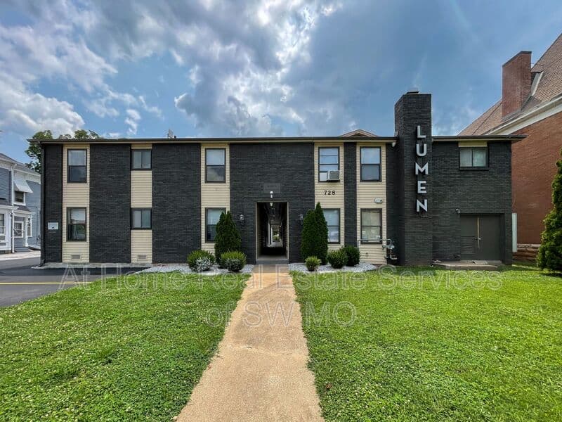 Springfield Condo: 728 E Walnut St