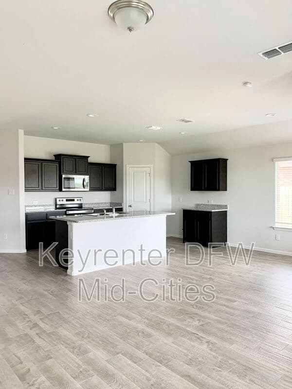 Fort Worth House: 9001 High Stirrup Lane