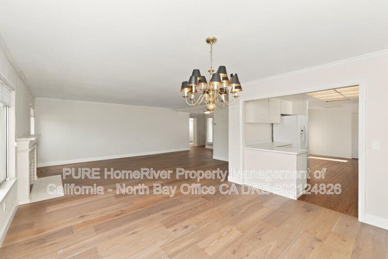 Santa Rosa House: 320 Oak Leaf Cir