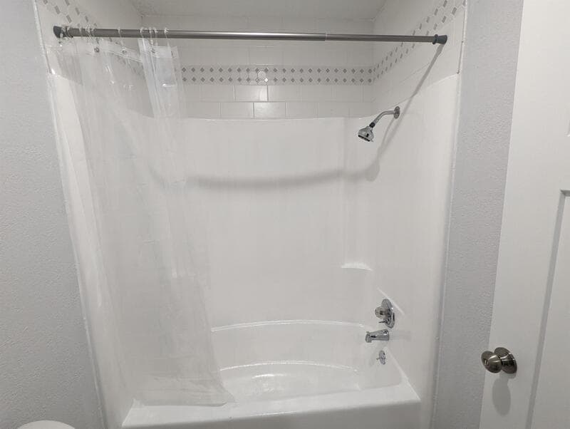 Pella Condo: 205 Oskaloosa Street - 201