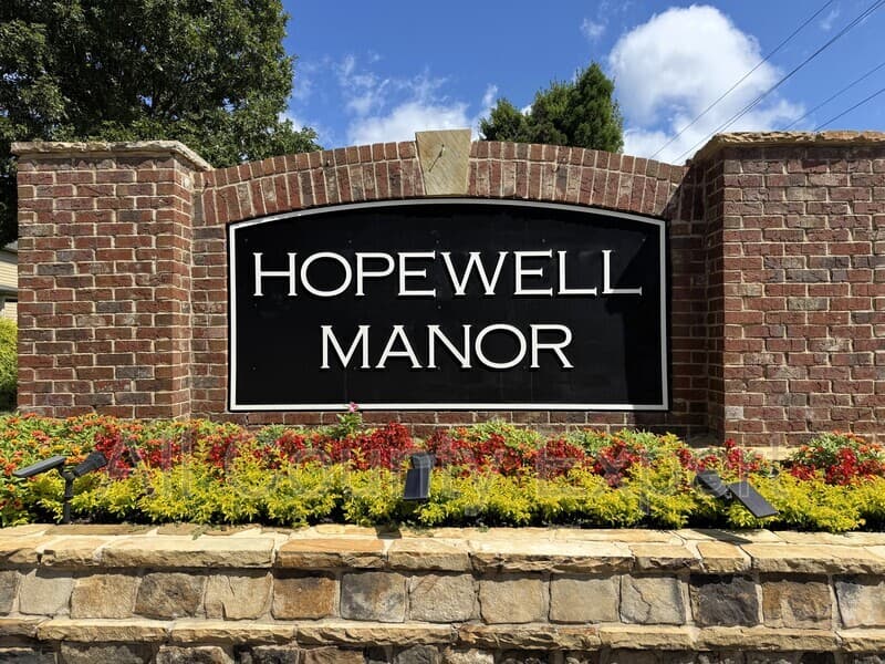Cumming House: 4215 Hopewell Manor Drive