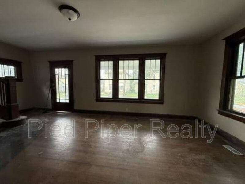 Freeport House: 905 S State Ave