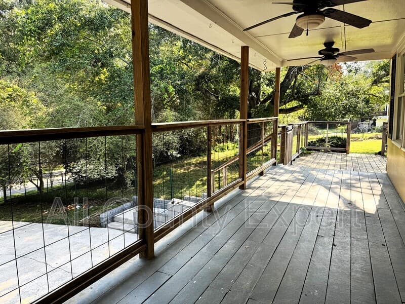 Gainesville House: 9215 Long Hollow Rd