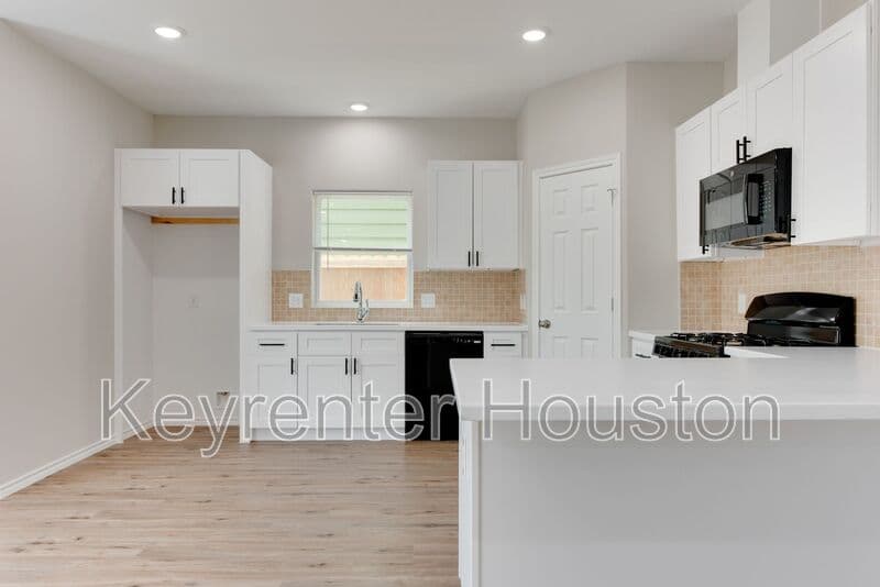 Houston House: 8203 Woodlyn Rd