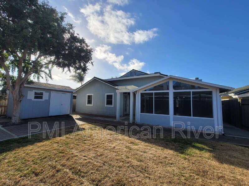 Sacramento House: 8715 Rooster Way