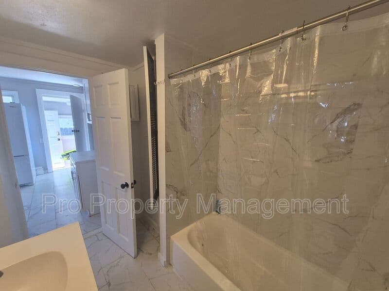 New Haven House: 35 SALTONSTALL AVE