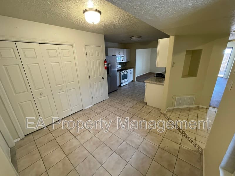 Albuquerque Townhome: 11322 Campo Del Sol Ave NE