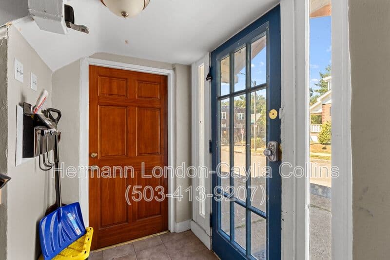 Saint Louis House: 6918 Moellenhoff Street