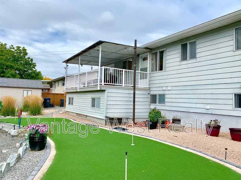 Kelowna House: 2677a Springfield Rd