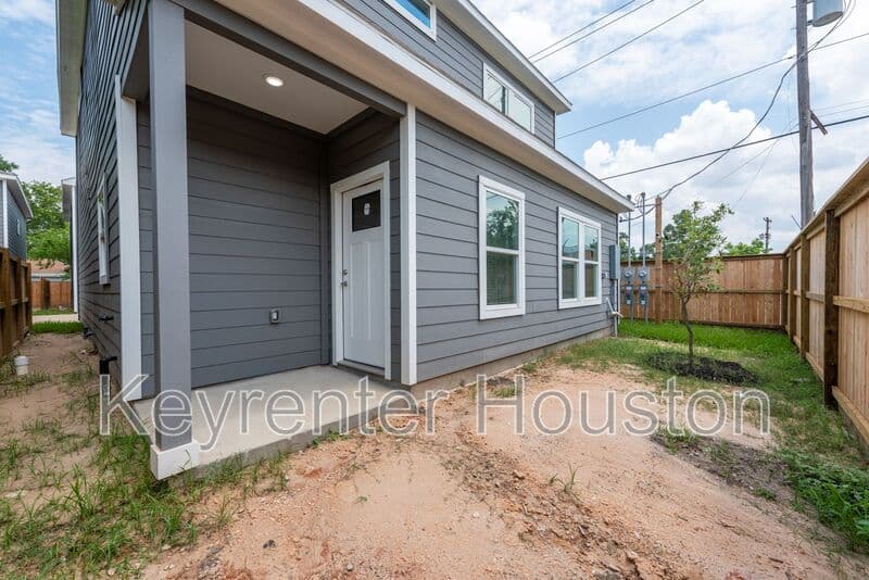 Houston House: 8203 Woodlyn Rd