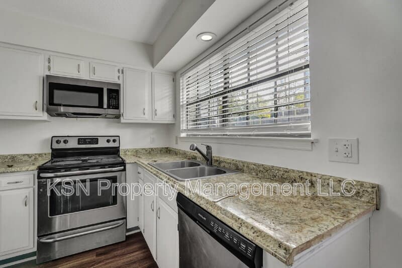 Savannah Townhome: 2220 East Victory Drive