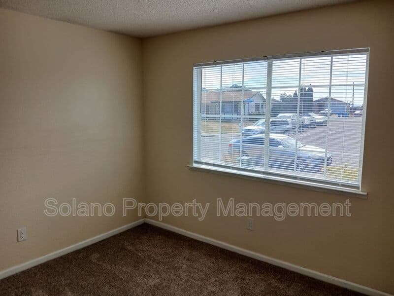 Vallejo House: 400 Mokelumne Drive