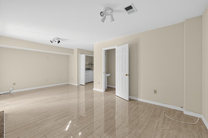 Alexandria House: 7427 Salford Court