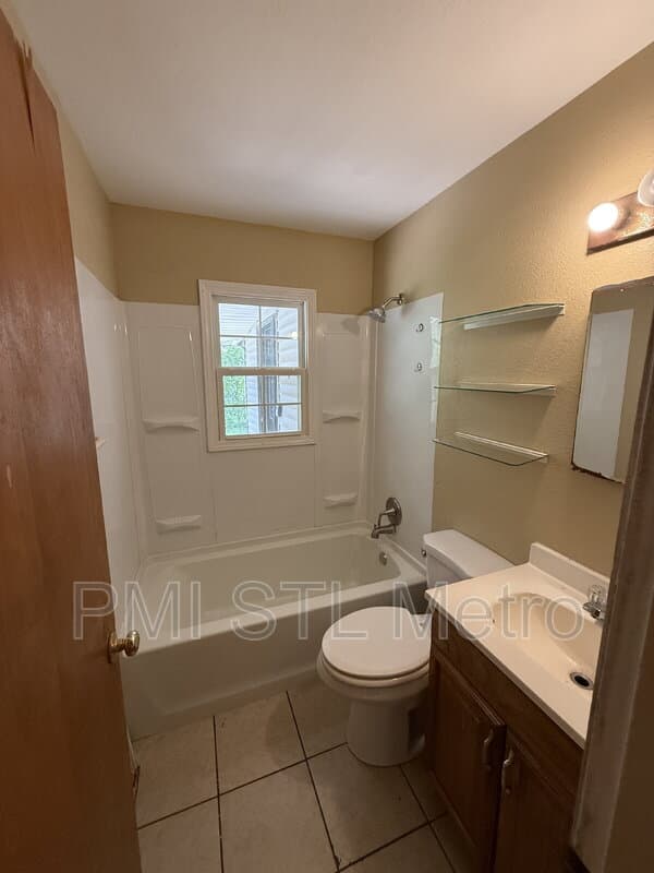 St. Louis House: 1246 Darr Dr