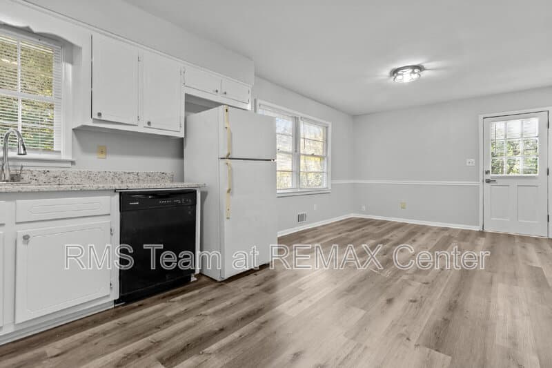 Snellville House: 1834 Dogwood Ct