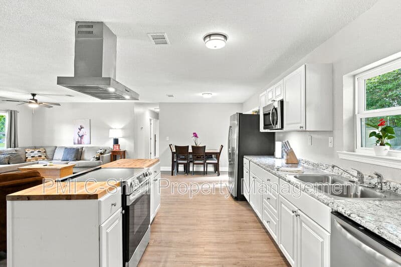 Pensacola House: 225 N Madison Dr
