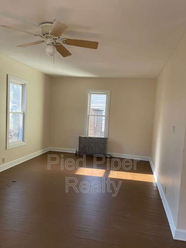 Freeport House: 320 W Clark St