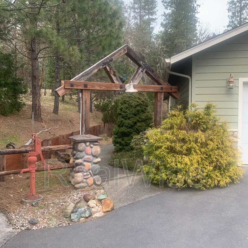 Merlin House: 373 Donet Ln