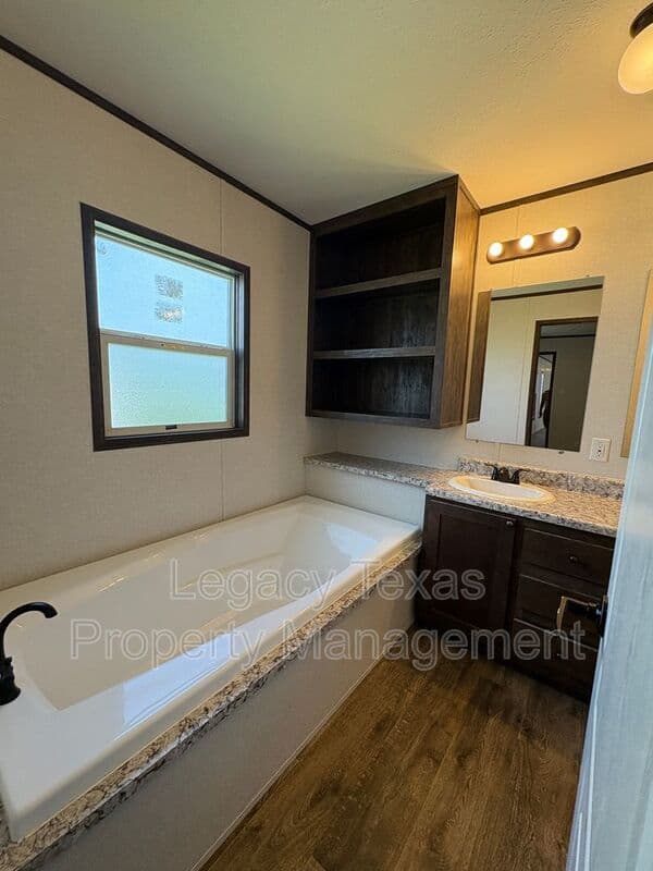 Cleburne Condo: 800 N Old Betsy