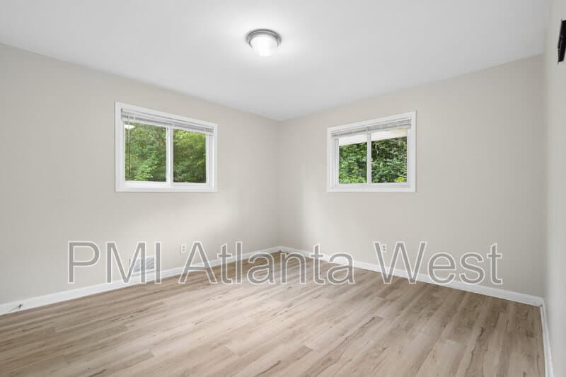 Atlanta House: 5490 Saint Lo Ln