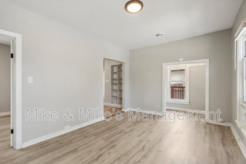 Milwaukee Condo: 506 E Linus St Uppr REAR