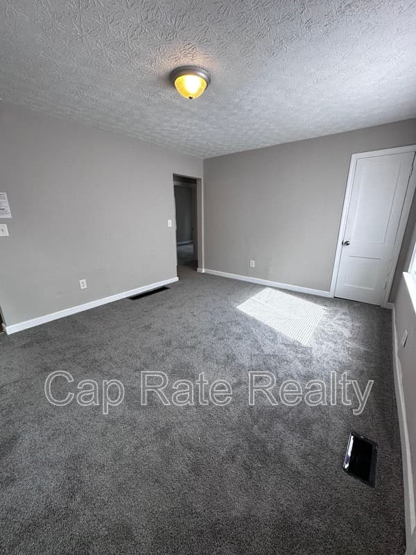 Columbus House: 2359 Mcguffey Rd