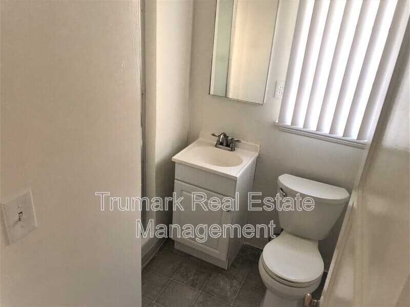 Glendale Condo: 623 W Stocker St