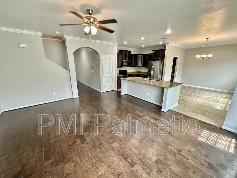 Elgin House: 423 Easy Goer Ct