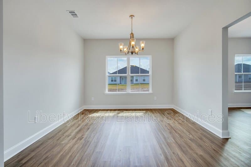 Hinesville House: 88 Fridley Ln