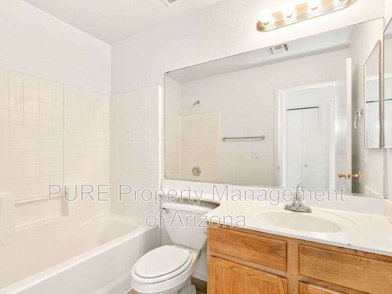 Avondale House: 11380 W Mohave St