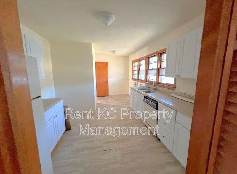 Kansas City House: 800 E 75th Terrace