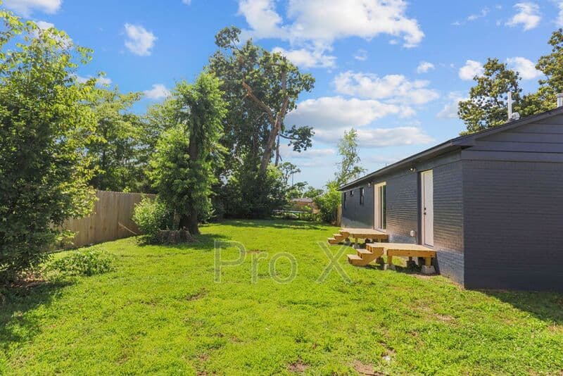 Bentonville House: 809 Carson Drive