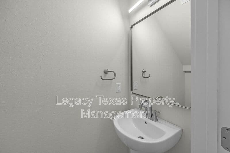 Granbury House: 5511 Black Pine Circle