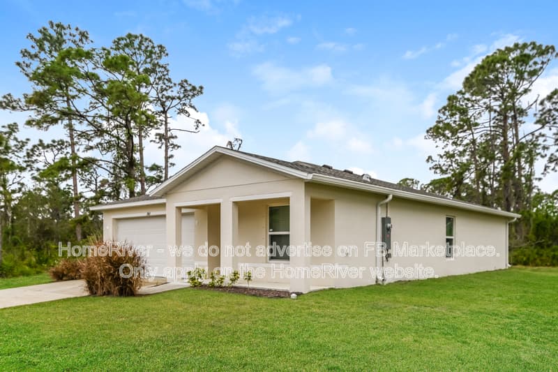 Port Charlotte House: 2465 Crockett St