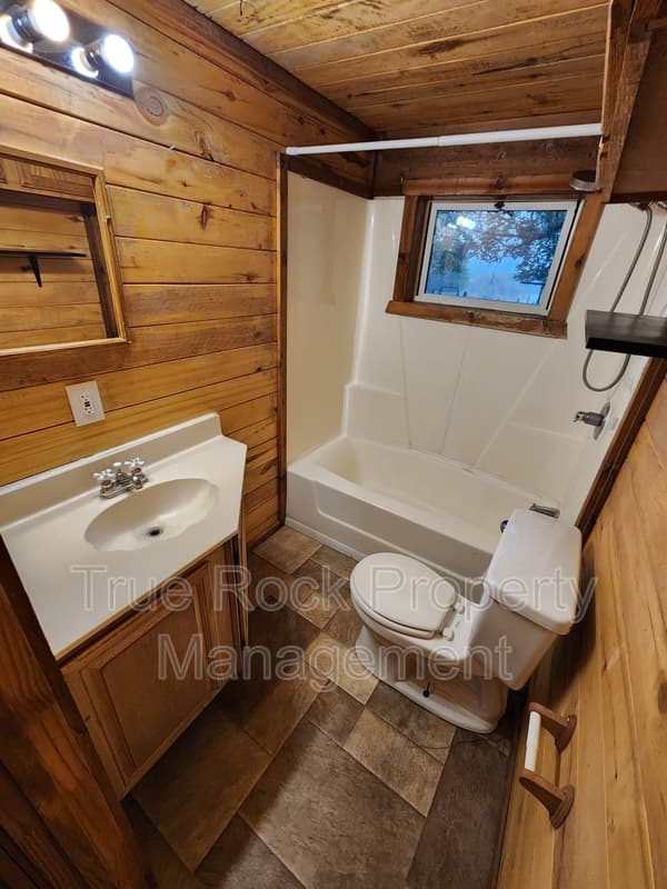 Roff House: 18745 CR 3460 (Roff)