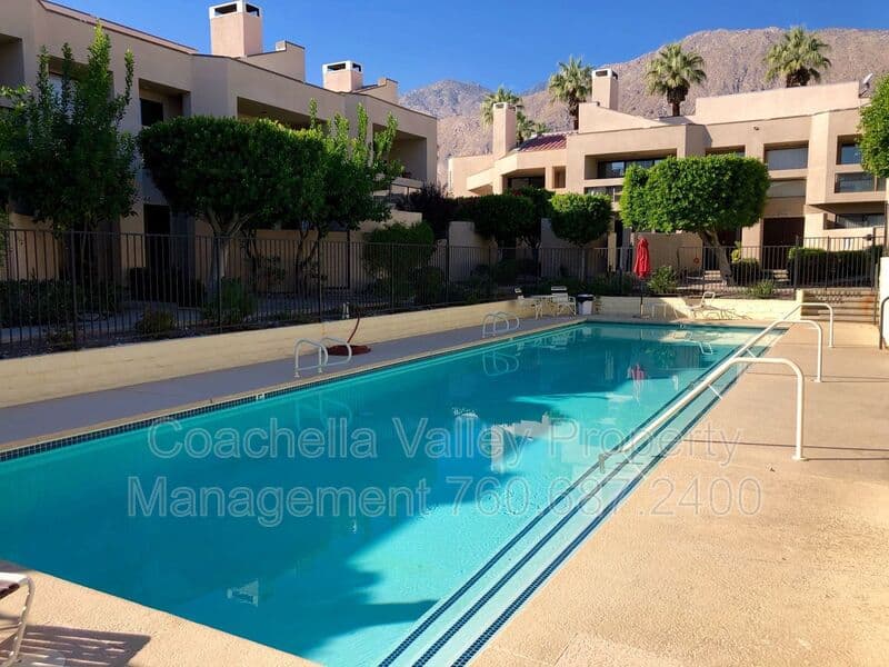 Palm Springs House: 999 Village Square South