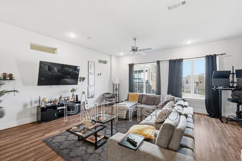Dallas House: 8132 Bromley Dr