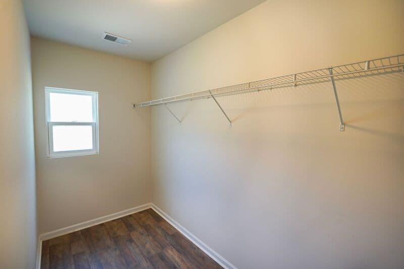 Midway House: 44 Sunrise Cir