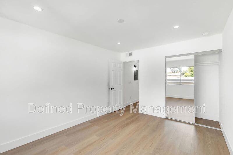 Los Angeles Condo: 12420 Woodgreen St