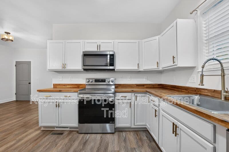 Greensboro House: 814 Douglas St