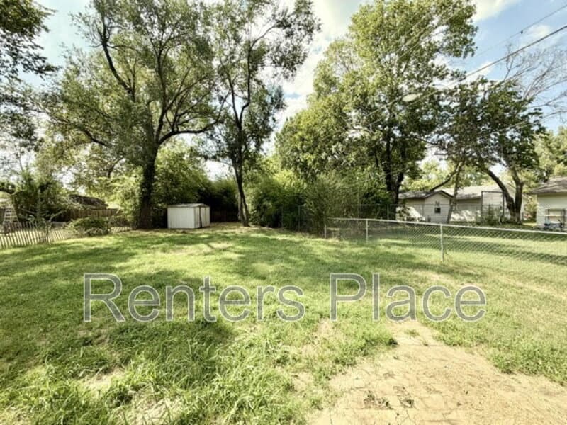 Sapulpa House: 2214 S Poplar St