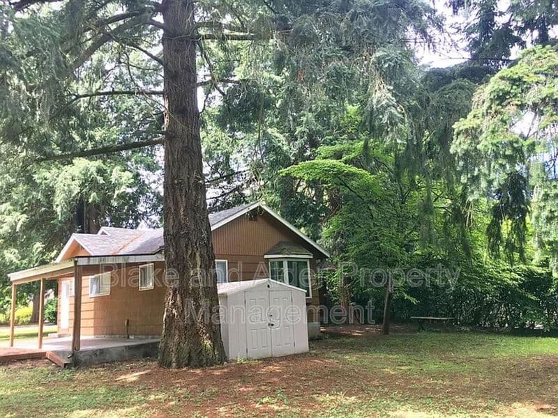 Milwaukie House: 11112 SE Home Ave