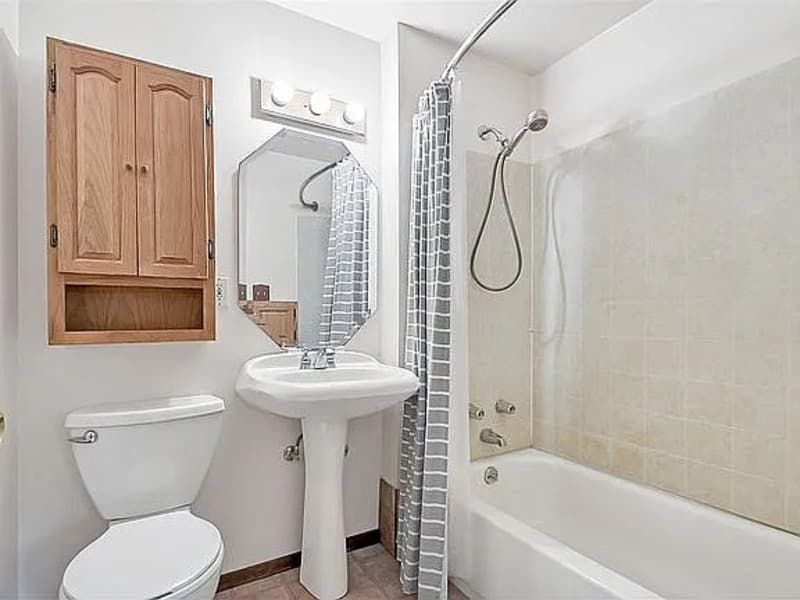 Ashwaubenon House: 2217 Barberry Lane
