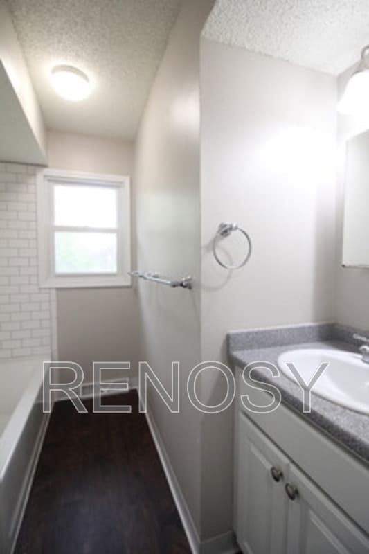 Des Moines House: 4924 Madison Ave