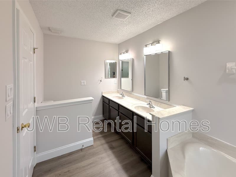 Saint Johns House: 557 Grand Parke Dr