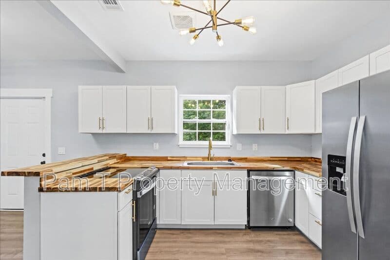 Savannah House: 3205 Burroughs St