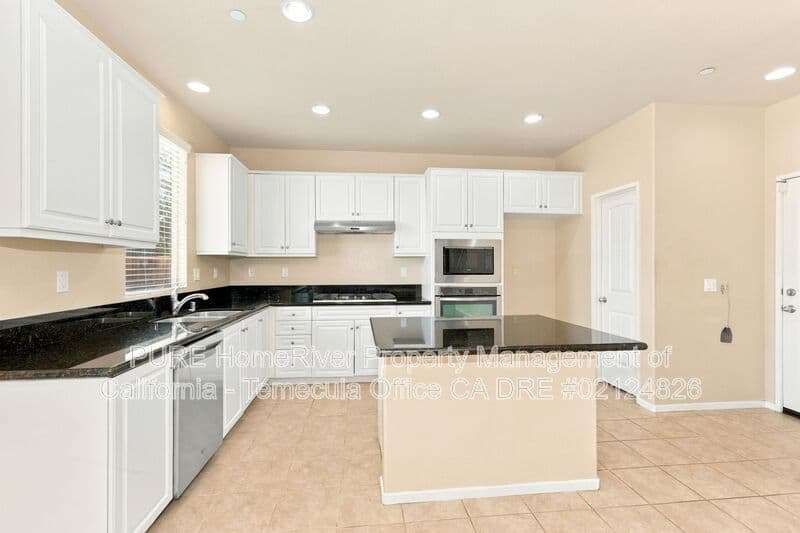 Menifee House: 30774 Sail Ln